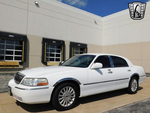 Used 2003 Lincoln Town Car Executive image 6
