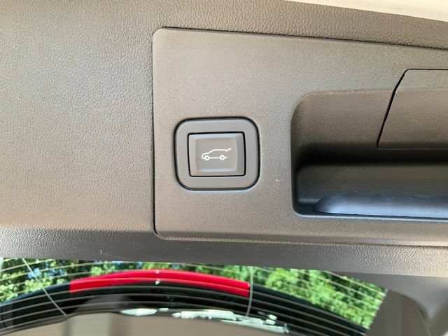 Used 2026 Cadillac XT5 Premium Luxury w/ LPO, ONYX Package FWD image 21