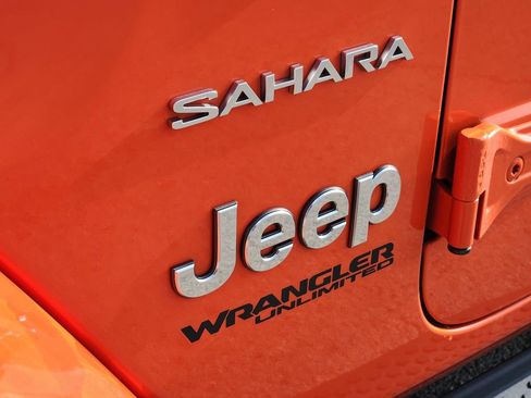 Used 2019 Jeep Wrangler Unlimited Sahara w/ Dual Top Group AWD/4WD image 12