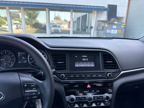 Used 2020 Hyundai Elantra SE w/ Cargo Package (C1) FWD image 17
