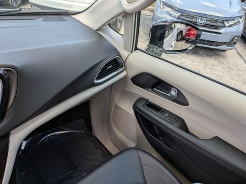 Used 2024 Chrysler Pacifica Touring-L FWD image 20