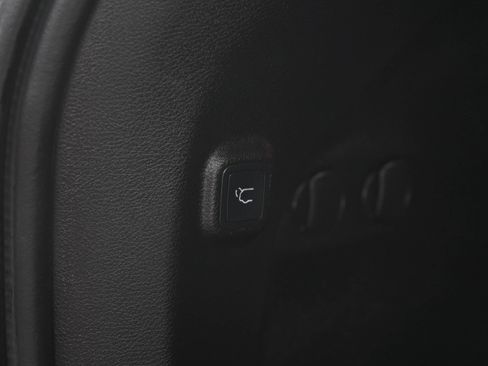 Used 2019 Jeep Cherokee Limited w/ Technology Group AWD/4WD image 17