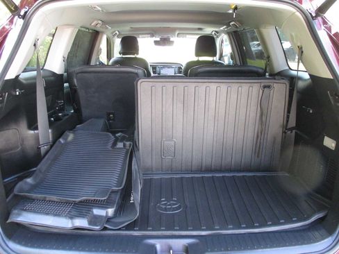 Used 2019 Toyota Highlander XLE image 4