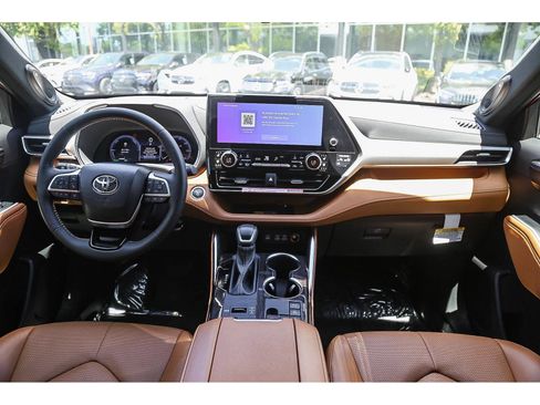 Used 2026 Toyota Highlander Platinum AWD/4WD image 10