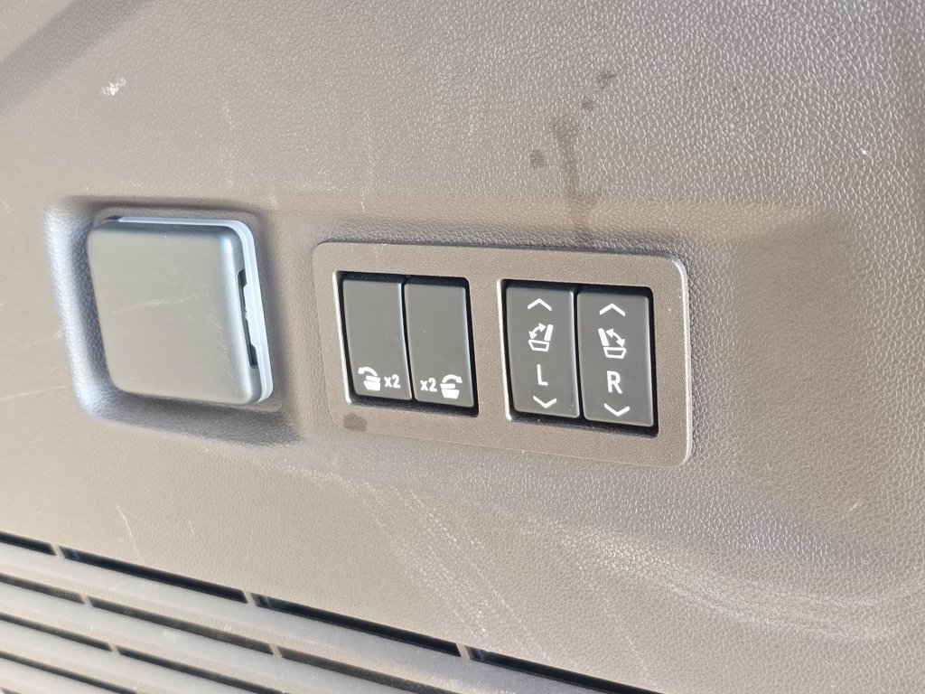 Used 2023 GMC Yukon Denali RWD image 34