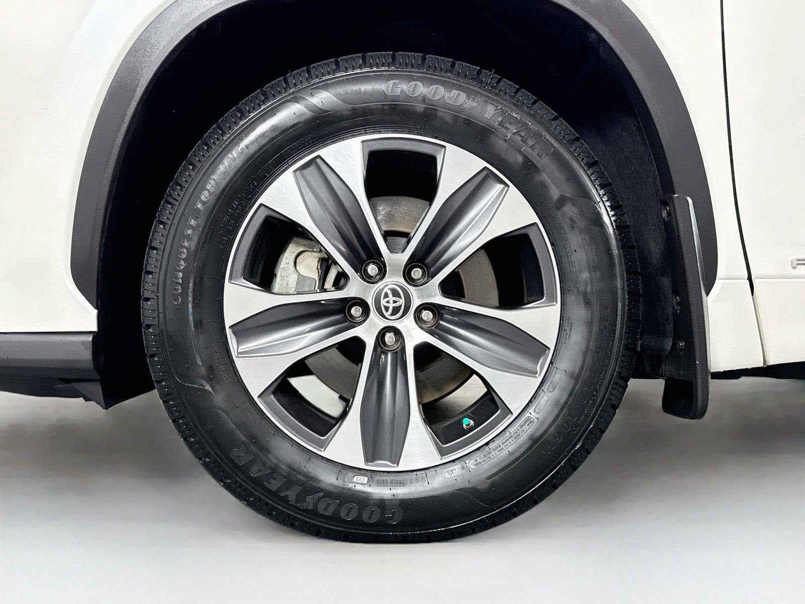 Used 2020 Toyota Highlander XLE AWD/4WD image 48
