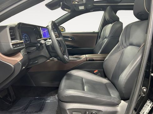 Used 2023 Toyota Crown Limited image 16