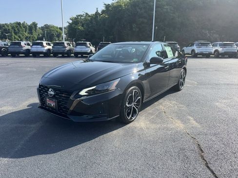 New 2025 Nissan Altima 2.5 SR image 3