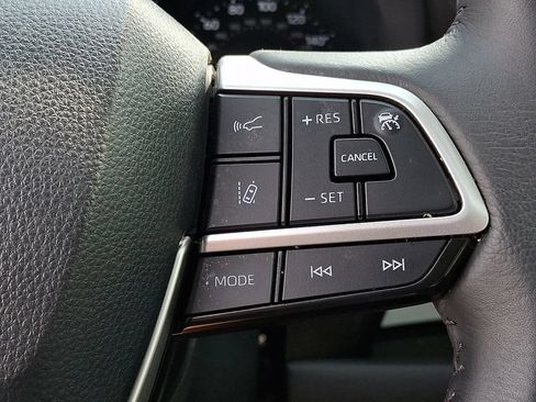 Used 2026 Toyota Sienna XLE FWD image 26