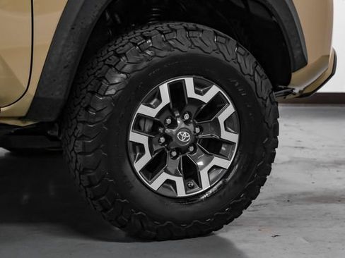 Used 2020 Toyota Tacoma TRD Off-Road w/ Advanced Technology Package AWD/4WD image 57