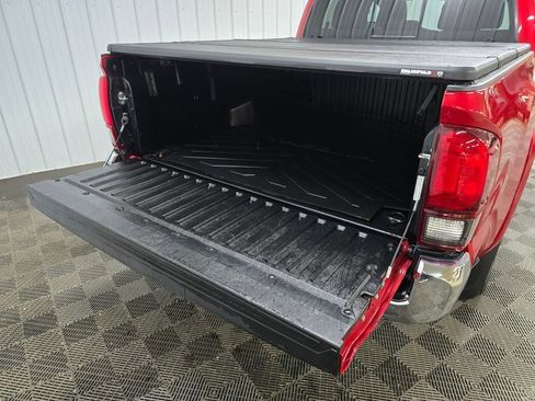 Used 2022 Toyota Tacoma SR5 image 11