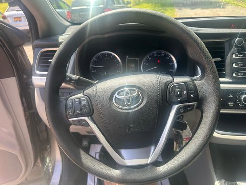 Used 2017 Toyota Highlander LE w/ Carpet Mat Package AWD/4WD image 18