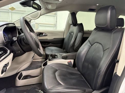 Used 2022 Chrysler Pacifica Touring-L FWD image 24