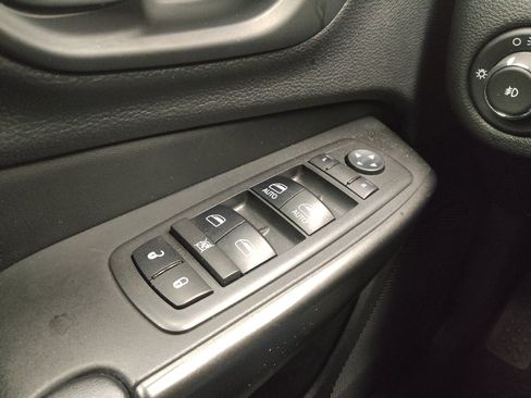 Used 2019 Jeep Cherokee Trailhawk w/ Comfort/Convenience Group AWD/4WD image 27