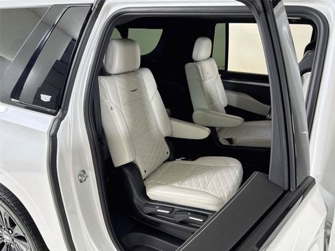 Used 2025 Cadillac Escalade ESV V AWD/4WD image 31