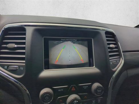 Used 2019 Jeep Grand Cherokee Laredo RWD image 13
