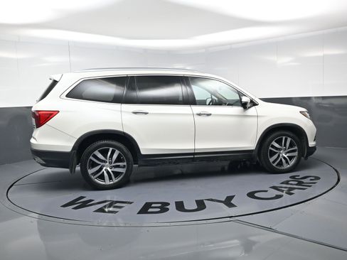 Used 2016 Honda Pilot Touring image 10