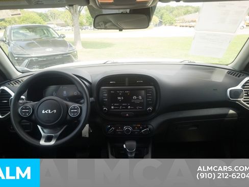 Used 2025 Kia Soul LX w/ LX Technology Package FWD image 19