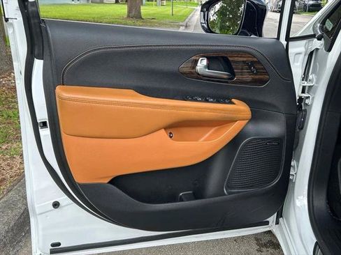 Certified 2023 Chrysler Pacifica Pinnacle FWD image 33