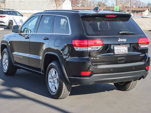 Used 2017 Jeep Grand Cherokee Laredo image 2