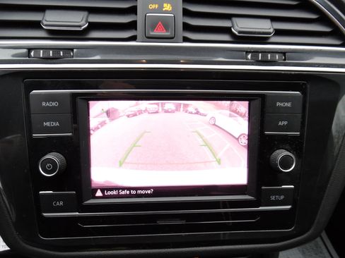 Used 2018 Volkswagen Tiguan S image 15