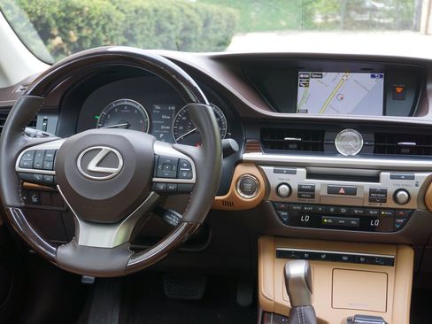 Used 2016 Lexus ES 350 w/ Luxury Package w/Wood Trim FWD image 7