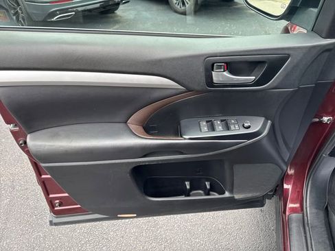 Used 2019 Toyota Highlander XLE AWD/4WD image 13