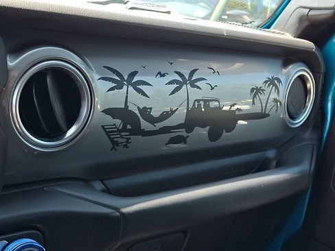 Used 2020 Jeep Wrangler Unlimited Sahara AWD/4WD image 30