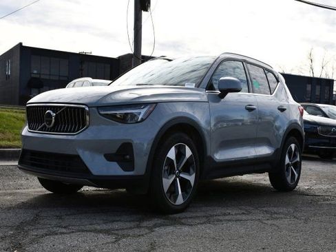 Used 2025 Volvo XC40 B5 Plus image 3