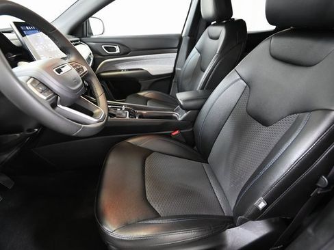 Used 2024 Jeep Compass Latitude image 7