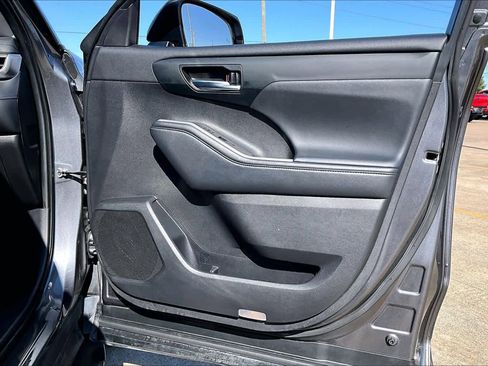 Used 2021 Toyota Highlander XLE image 23