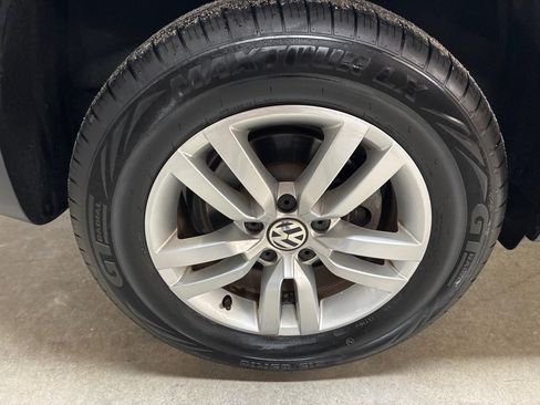 Used 2017 Volkswagen Tiguan S image 11