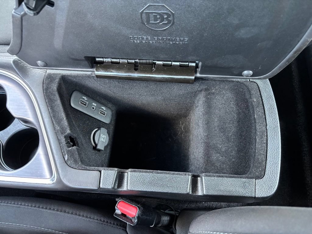 Used 2018 Dodge Challenger SXT RWD image 31