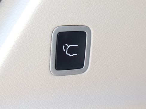 Used 2023 Chrysler Voyager LX FWD image 18