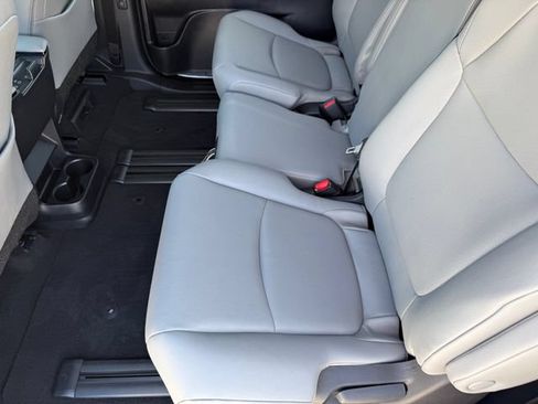 Used 2026 Toyota Sienna XLE FWD image 29