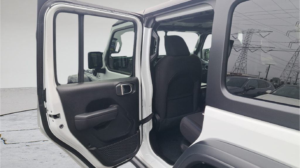 Used 2023 Jeep Wrangler Unlimited Rubicon 4xe AWD/4WD image 23