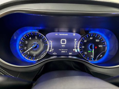 Used 2025 Chrysler Pacifica Limited image 10