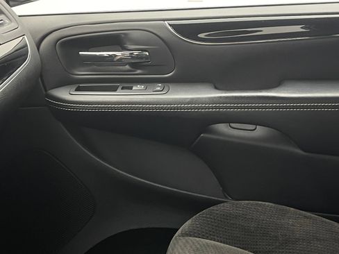 Used 2016 Dodge Grand Caravan SE FWD image 37