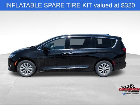 Used 2018 Chrysler Pacifica Touring-L FWD image 2