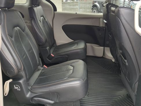 Used 2018 Chrysler Pacifica Touring-L Plus image 23
