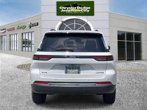 Used 2023 Jeep Grand Cherokee Limited AWD/4WD image 7
