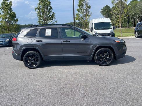 Used 2017 Jeep Cherokee Sport FWD image 8