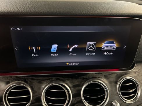 Used 2018 Mercedes-Benz E 300 4MATIC image 9