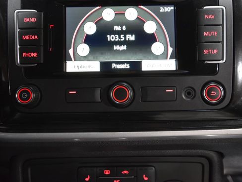 Used 2015 Volkswagen Beetle 1.8T Classic FWD image 22