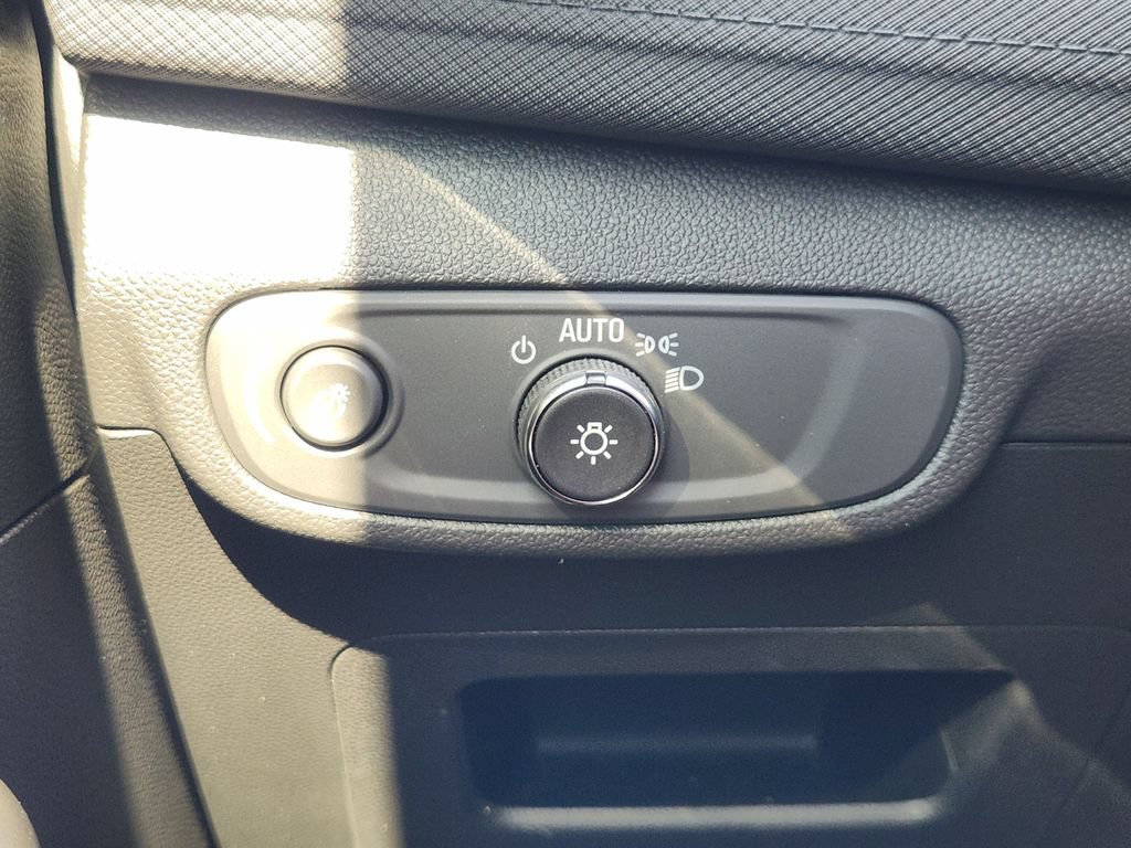 Used 2024 Chevrolet TrailBlazer LT w/ LT Cold Weather Package FWD image 17