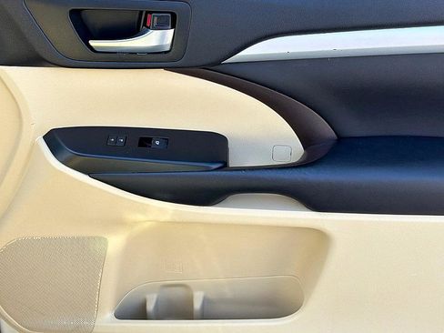 Used 2019 Toyota Highlander XLE image 24