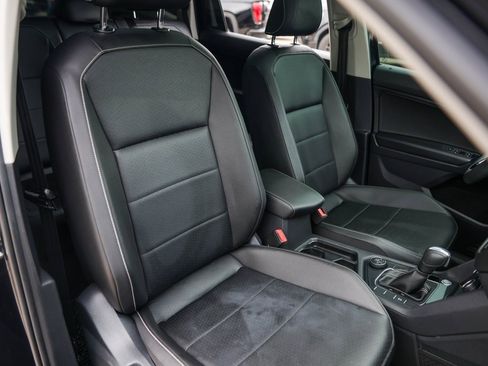 Used 2021 Volkswagen Tiguan SE w/ Panoramic Sunroof Package image 30