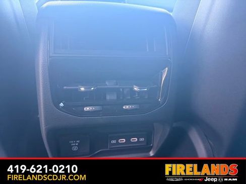 New 2026 Jeep Grand Cherokee Altitude image 9