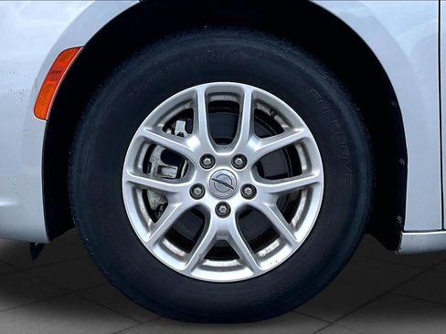 Used 2023 Chrysler Pacifica Touring-L FWD image 11