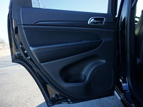 Used 2017 Jeep Grand Cherokee Altitude image 12